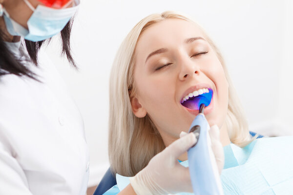 Женщина во время посещения стоматолога
