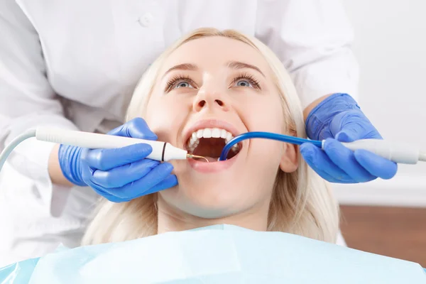 Mulher loira bonita durante sua visita ao dentista — Fotografia de Stock