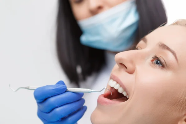 Bella donna bionda durante la sua visita dal dentista — Foto Stock