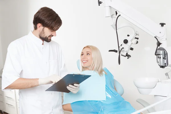 Dentista y su paciente femenino en la clínica —  Fotos de Stock