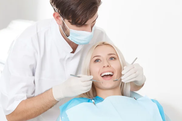 Mulher de cabelos loiros durante o exame dos dentes — Fotografia de Stock