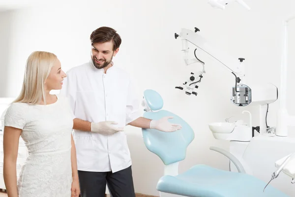 Dentista mostrando ao cliente local de trabalho — Fotografia de Stock