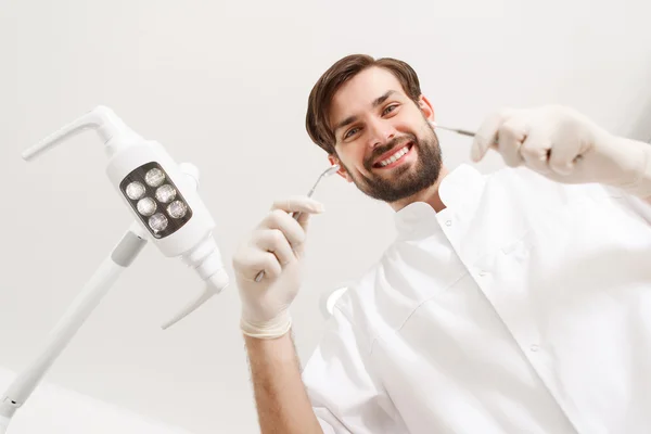 Baixo ângulo do dentista durante seu trabalho — Fotografia de Stock