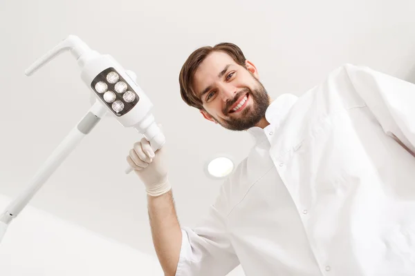 Lage hoek van tandarts tijdens zijn werk — Stockfoto