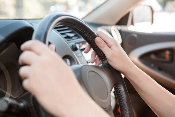 Primer plano de la mujer que conduce el coche — Foto de Stock