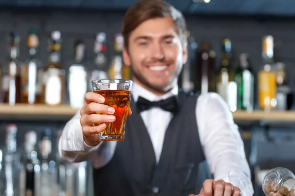 Красивый бармен во время работы — стоковое фото