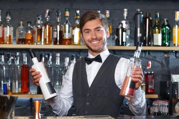 Belo barman durante o trabalho — Fotografia de Stock