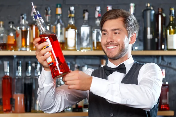 Belo barman durante o trabalho — Fotografia de Stock