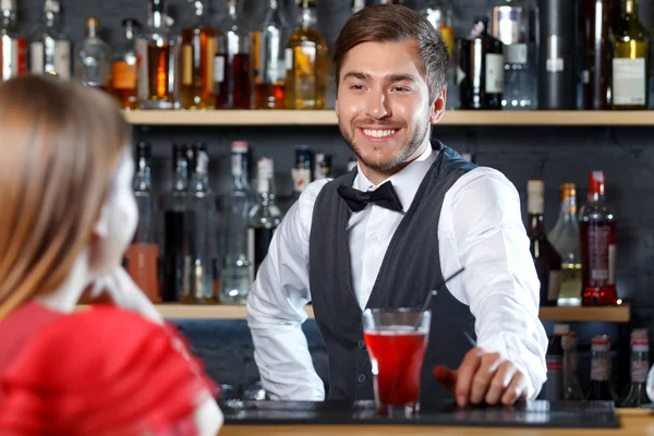 Bartender talking to visitor — стокове фото