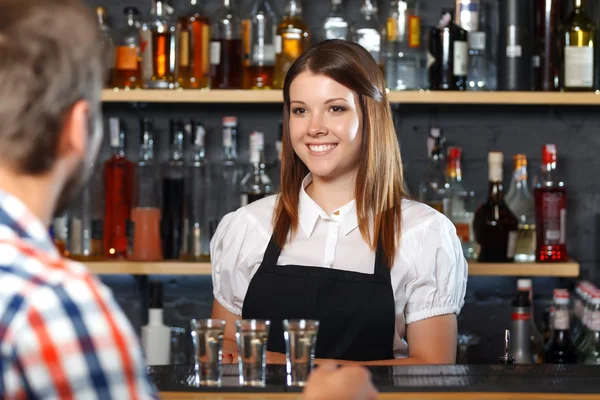 Kvinnlig bartender på jobbet — Stockfoto