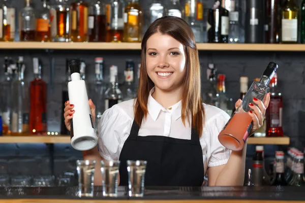 Женщина-бармен на работе — стоковое фото