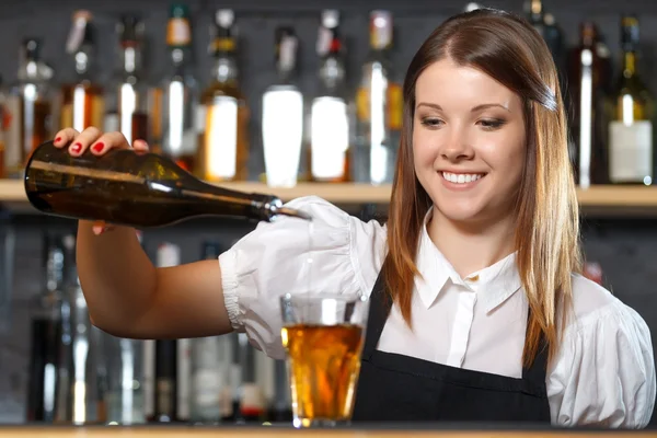 Kvinnlig bartender på jobbet — Stockfoto