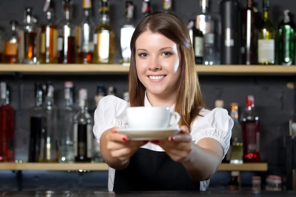 Femme barman au travail — Photo