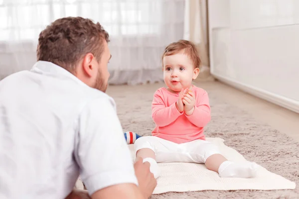 Piacevole giovane padre che gioca con il suo bambino — Foto Stock