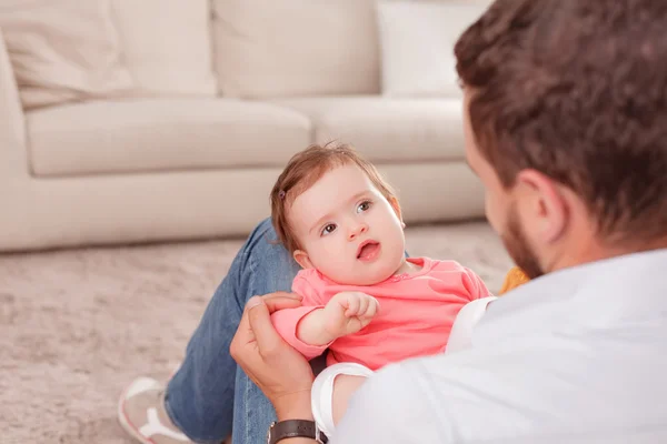 Angenehmer Vater hält sein Kind auf Knien — Stockfoto