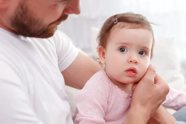 Lindo niño sentado con padre . — Foto de Stock