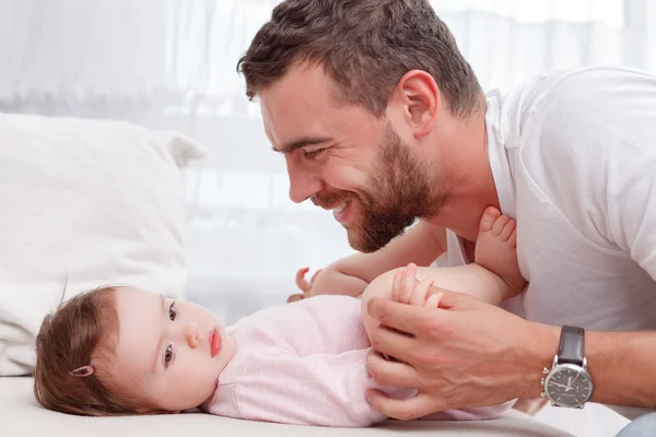 Niño agradable acostado en el sofá — Foto de Stock