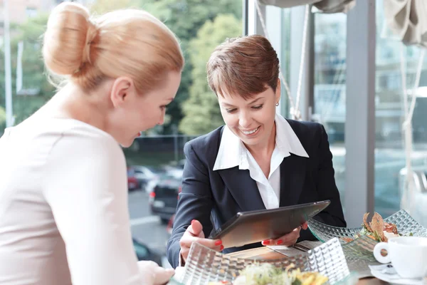 Businesswomen during a business lunch — Stok fotoğraf