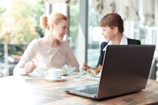 Businesswomen during a business lunch — Stock Photo, Image