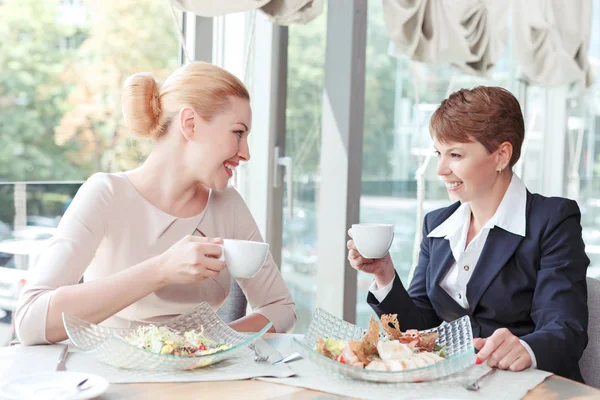 Businesswomen during a business lunch — Stock fotografie