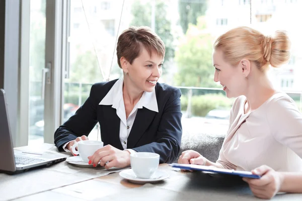 Businesswomen during a business lunch — Zdjęcie stockowe