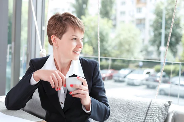 Donna d'affari che beve caffè — Foto Stock