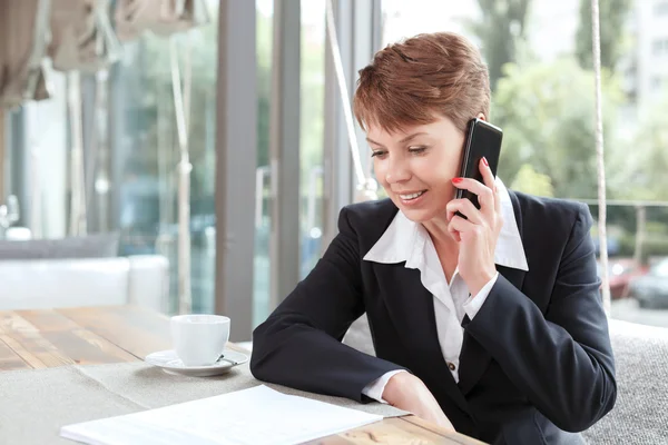 Empresaria sentada a la mesa — Foto de Stock