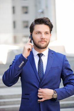 Hoş adam cep telefonu üzerinde konuşurken 