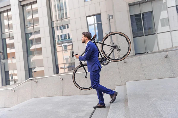 Bom homem segurando bicicleta — Fotografia de Stock