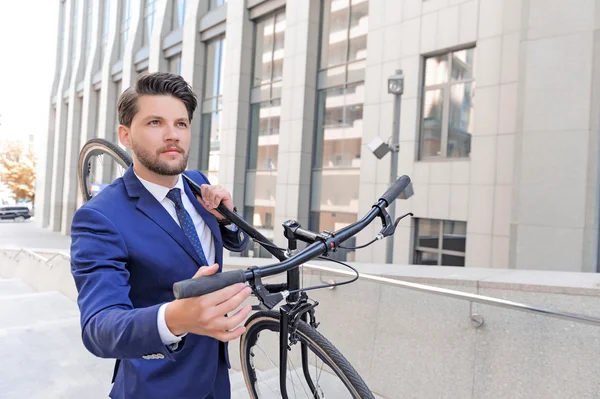 Bom homem segurando bicicleta — Fotografia de Stock