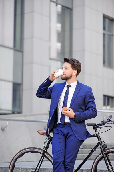 Empresário agradável de pé com bicicleta — Fotografia de Stock