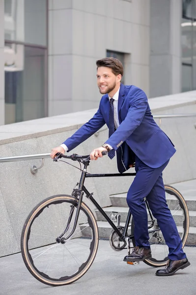 Empresário agradável de pé com bicicleta — Fotografia de Stock