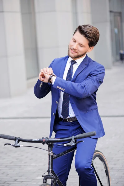 Bonito homem de negócios andando de bicicleta — Fotografia de Stock