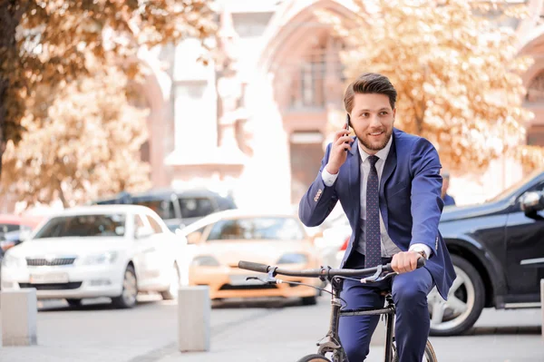 Bonito homem de negócios andando de bicicleta — Fotografia de Stock