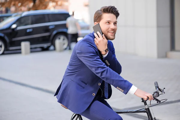 Bonito homem de negócios andando de bicicleta — Fotografia de Stock