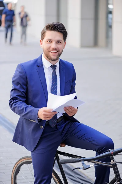 Bonito homem de negócios andando de bicicleta — Fotografia de Stock