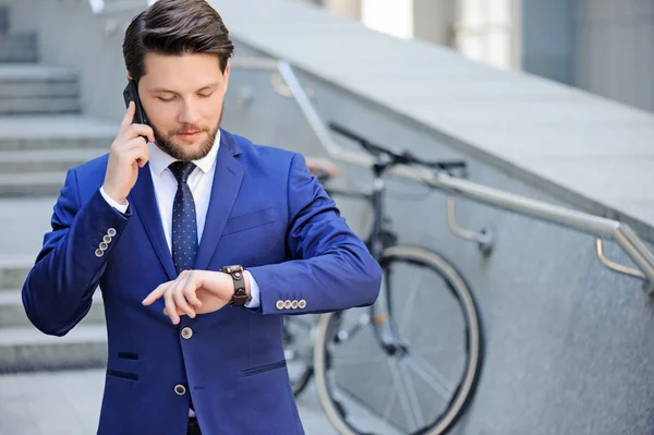 Buen hombre de negocios hablando por teléfono móvil — Foto de Stock