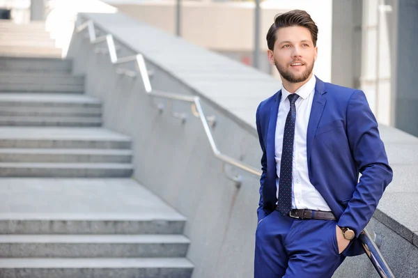 Netter Geschäftsmann lehnt am Geländer — Stockfoto