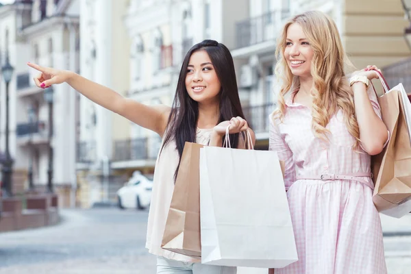 Dois amigos se divertindo nas compras — Fotografia de Stock