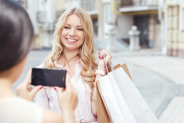 Deux amis s'amusent à faire du shopping — Photo