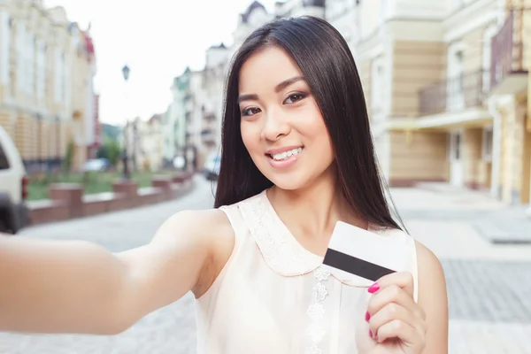 Asiatico donna su shopping — Foto Stock