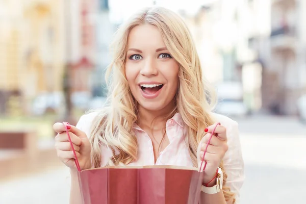 Blondes Mädchen hat Spaß nach dem Einkaufen — Stockfoto