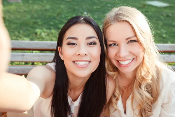 Two friends on the walk after shopping — Stock Photo, Image