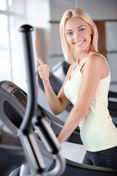 Blond   woman in a fitness club — Stock fotografie