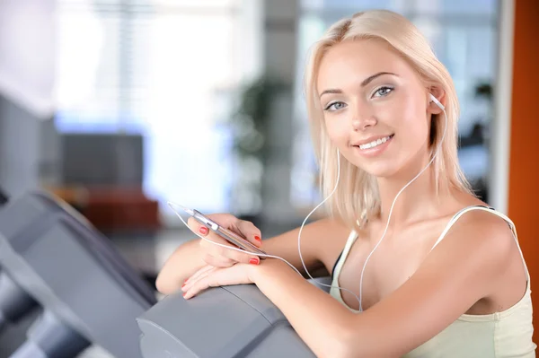 Blond   woman in a fitness club — Stock Photo, Image