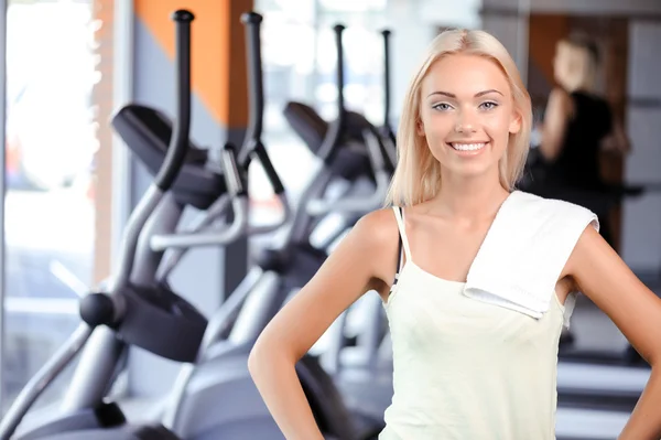 Mujer bonita durante la clase de fitness — Foto de Stock