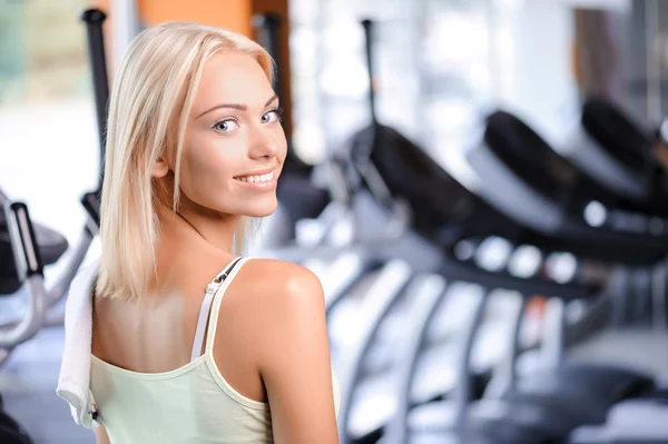 Mujer bonita durante la clase de fitness — Foto de Stock