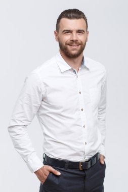 Sakal ayakta olan adam