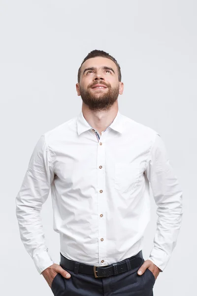 Man with beard standing and looking up — Stockfoto