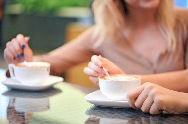 Bardak kahve masada Close-Up